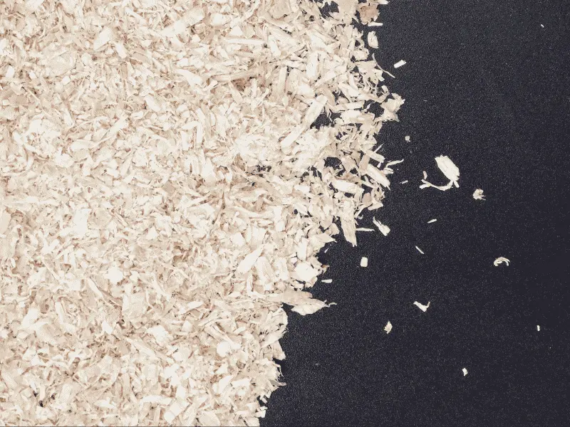 Holzpellets Einstreu 975 Kg | Einstreu.pro wie_sieht_die_textur_von_holzspae_nen_hell_und_fein_am_rande_aus