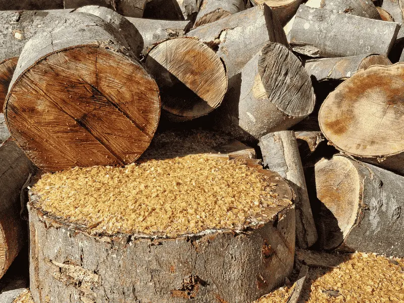 Holzpellets Einstreu 975 Kg | Einstreu.pro wie_sieht_holzrohstoff_fuer_holzpellets_aus_mit_stuecken_und_spaenen