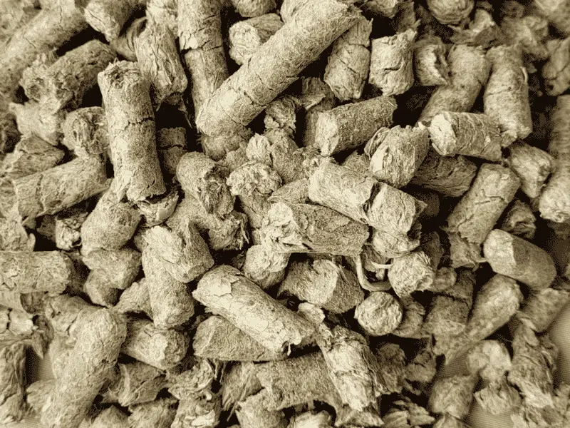 Miscanthus Pellets Einstreu 945 Kg | Einstreu.pro wie_sieht_miscanthus_pellets_in_heller_partie_und_trockener_form_aus